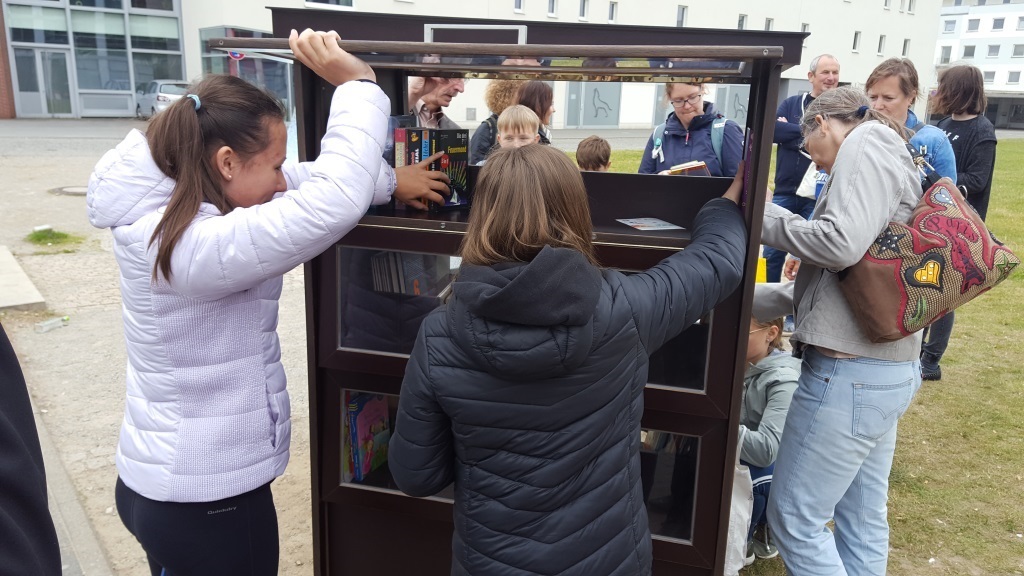 Kinder am Kinderbücherschrank