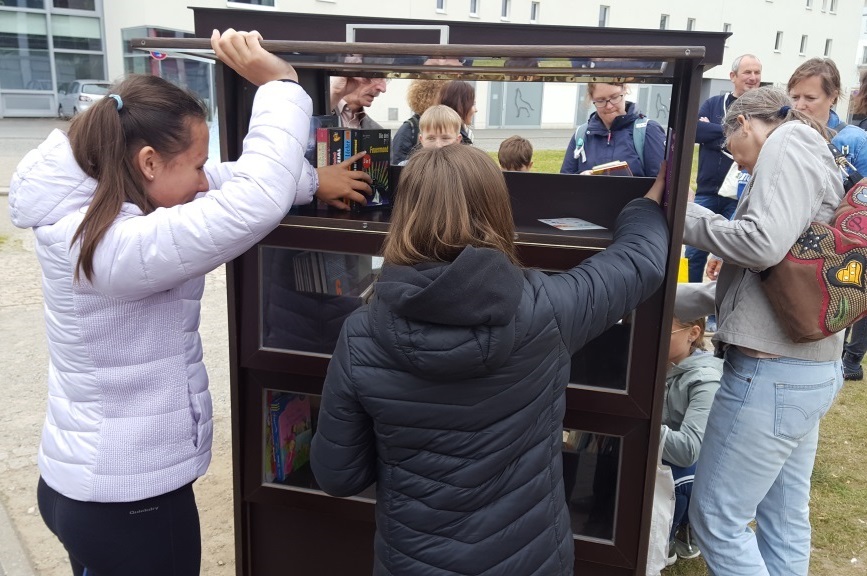 Kinder am Kinderbücherschrank