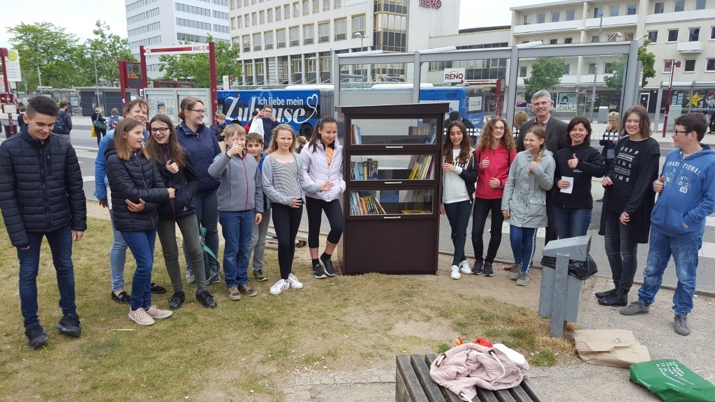 Kinder bei der Einweihung des Kinderbücherschranks