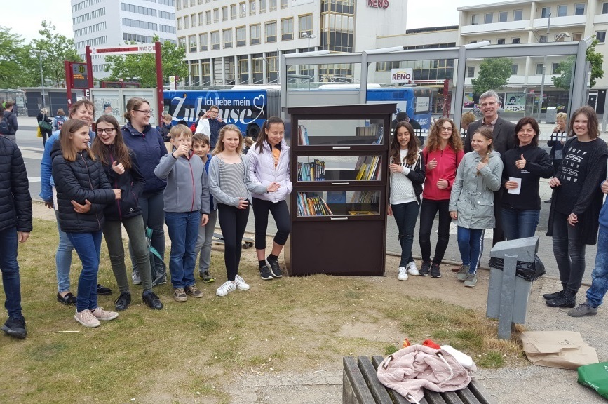 Kinder bei der Einweihung des Kinderbücherschranks
