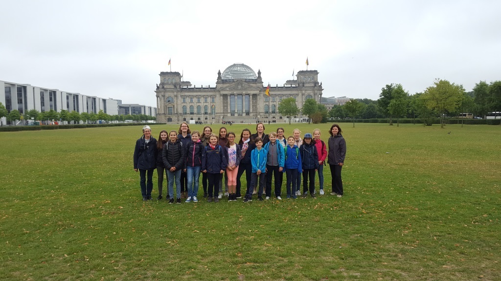 Kinderbeirat vor dem Bundestag in Berlin