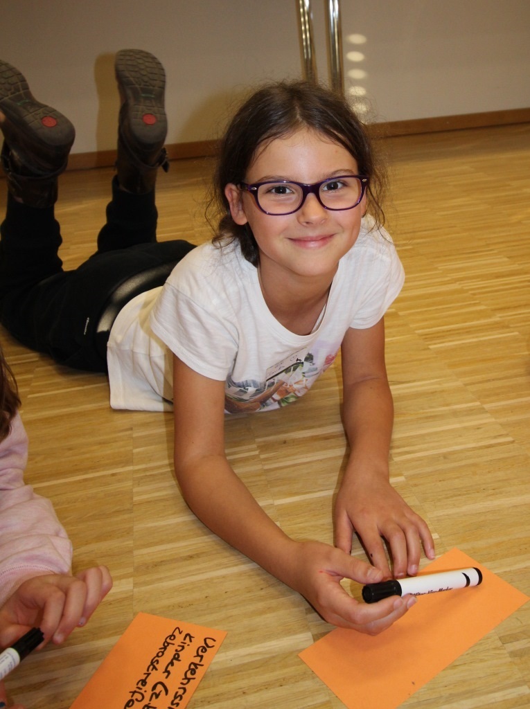 Mädchen mit Stift und Papier