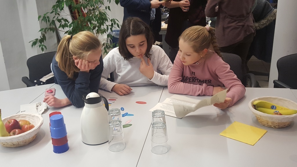 Kinder sitzen an einem Tisch