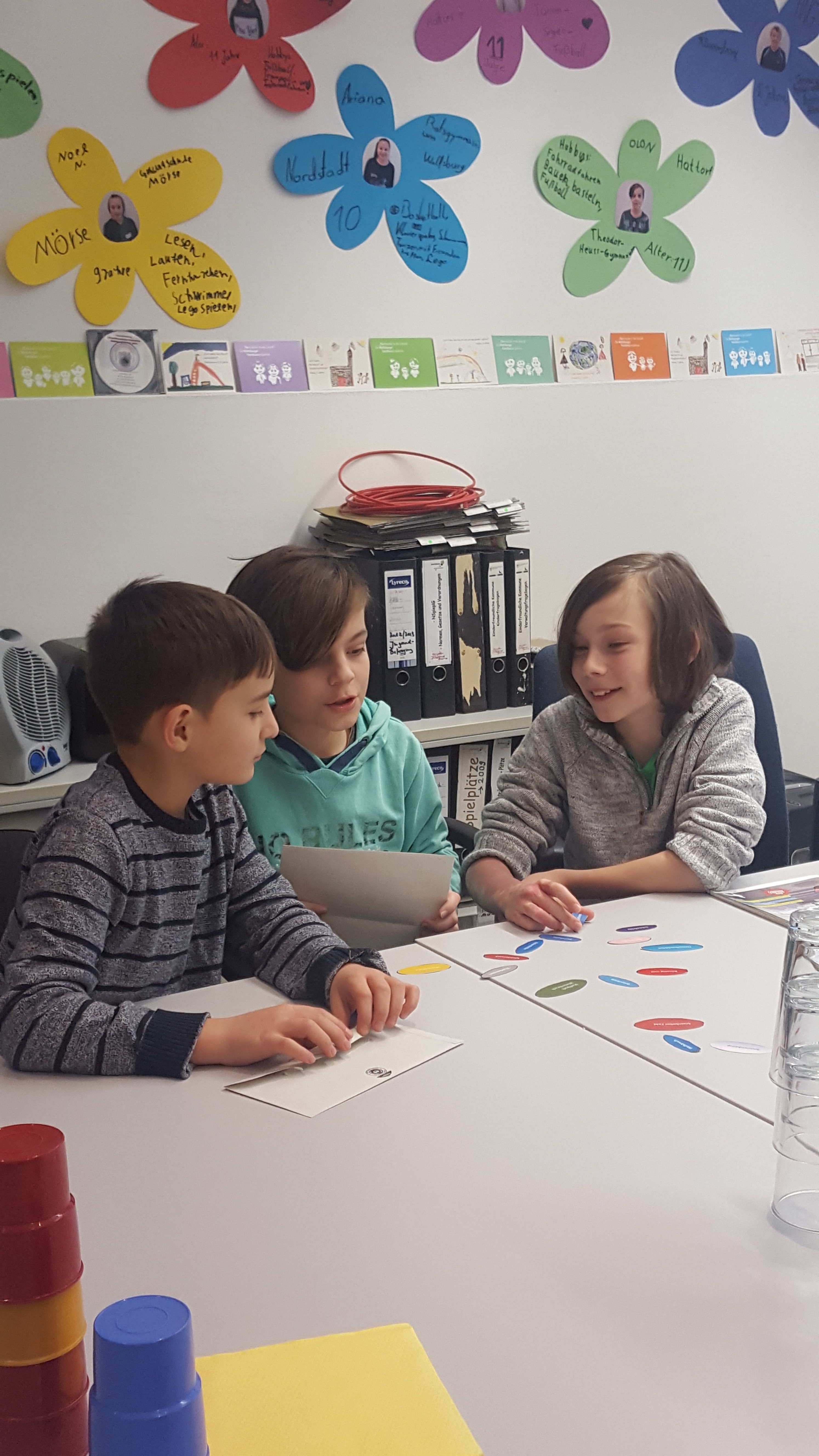 Kinder sitzen an einem Tisch