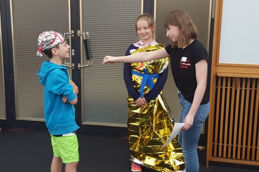 Kinder spielen eine Szene in einem Workshop