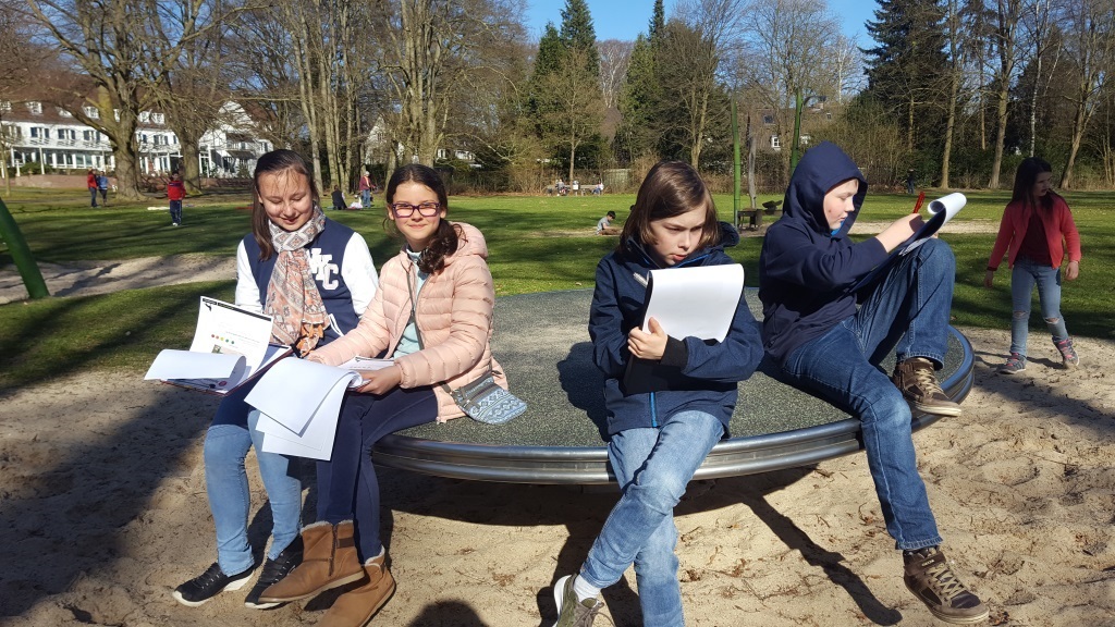 Kinder auf einem Spielplatz