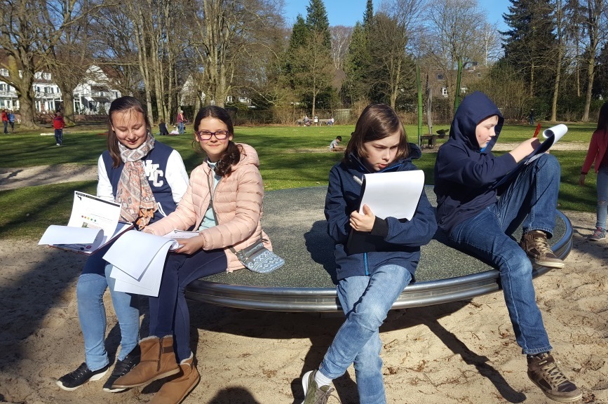 Kinder auf einem Spielplatz