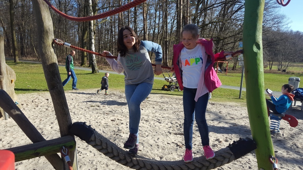 Kinder spielen auf einem Spielplatz