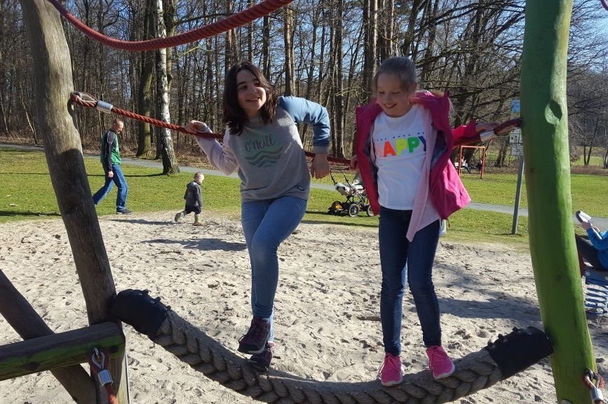 Kinder spielen auf einem Spielplatz