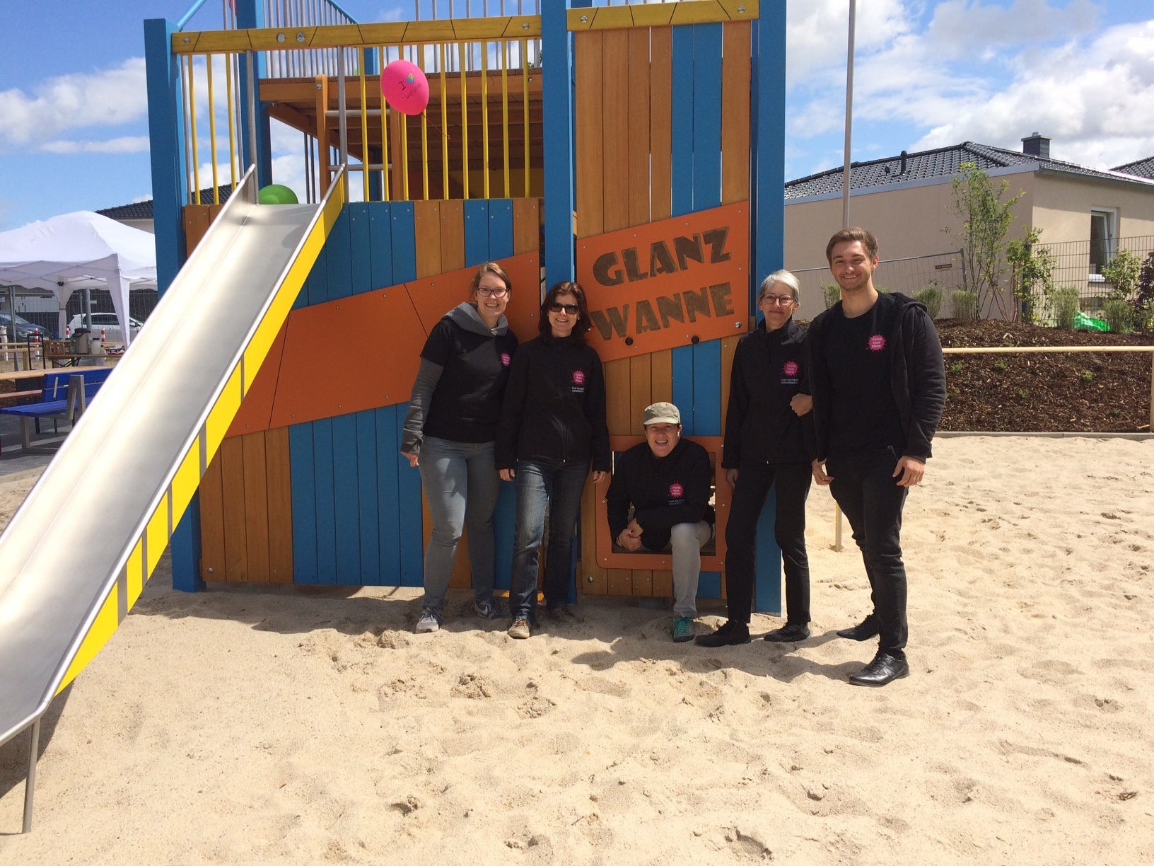 Team des Kinder- und Jugendbüros auf dem Spielplatz Glanzwanne