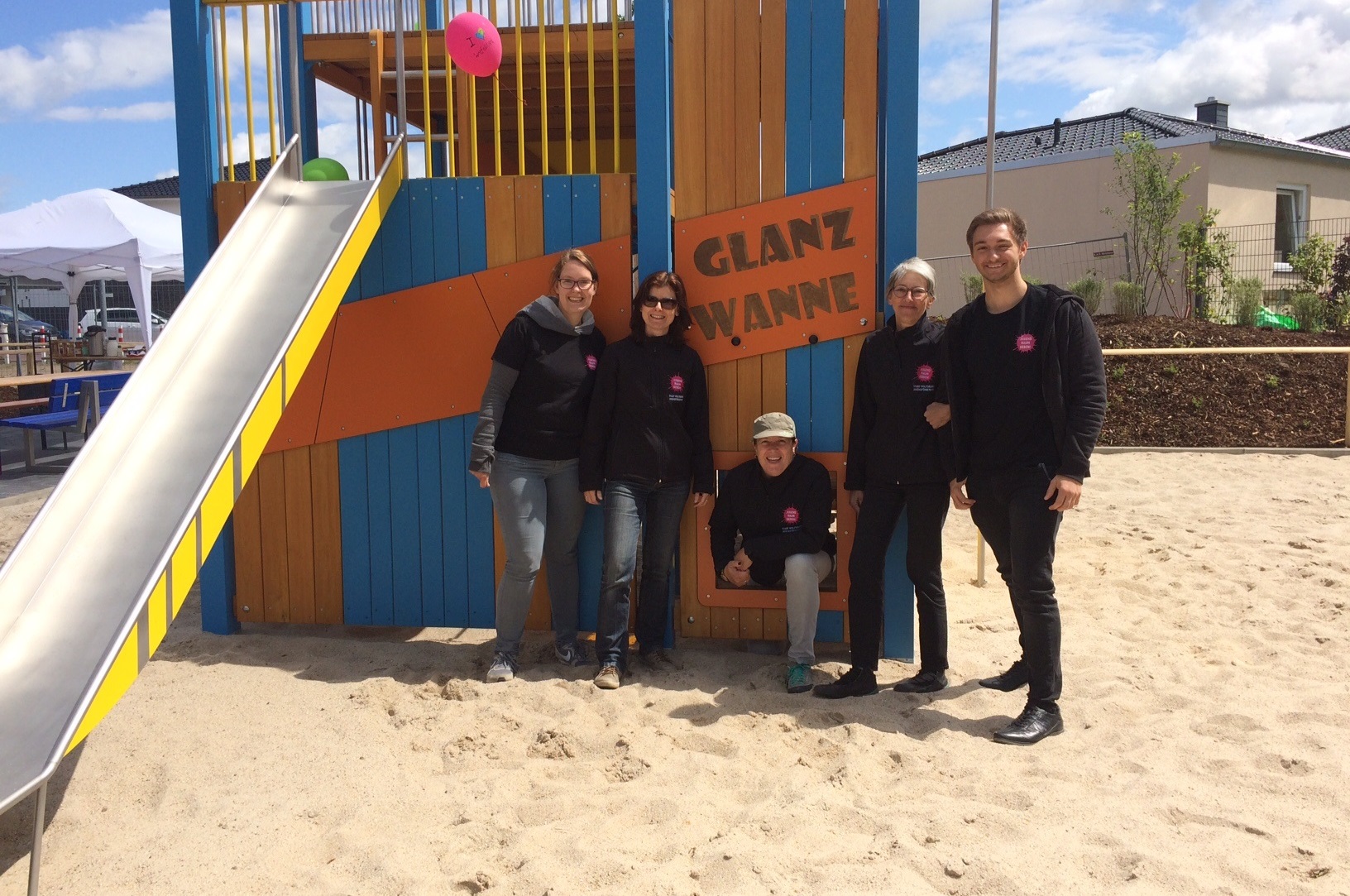 Team des Kinder- und Jugendbüros auf dem Spielplatz Glanzwanne