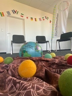 Bunte Bälle und leere Stühle