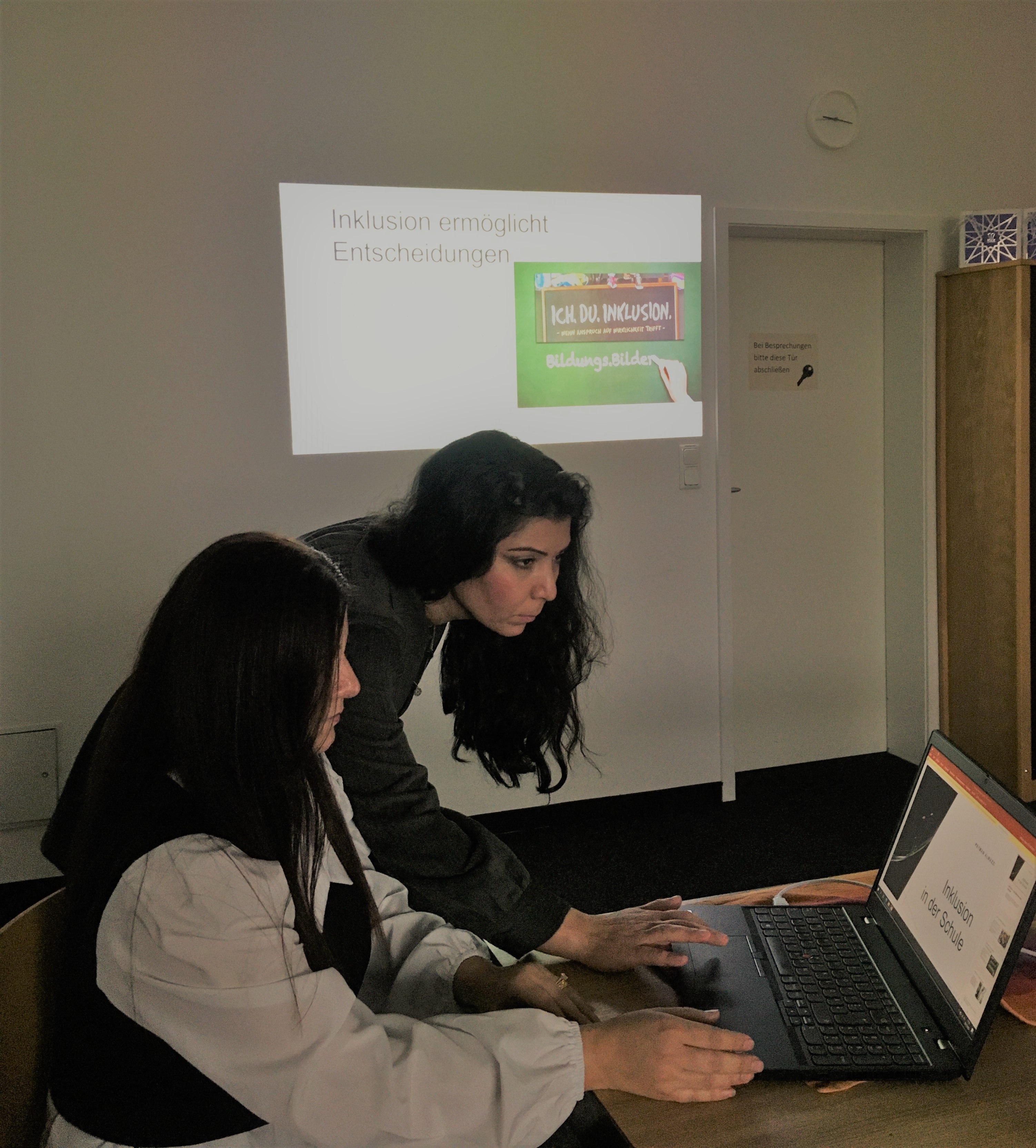 Zwei Stadteilmütter am Arbeitsplatz