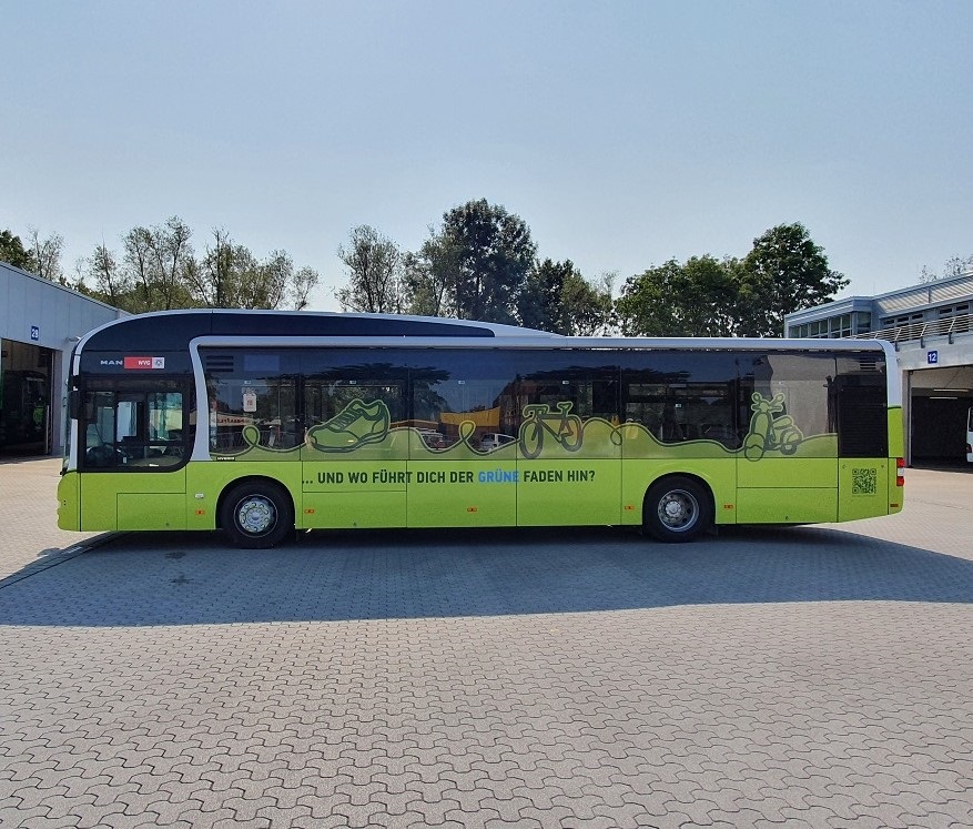Bus im Kampagnendesign "Grüner Faden"