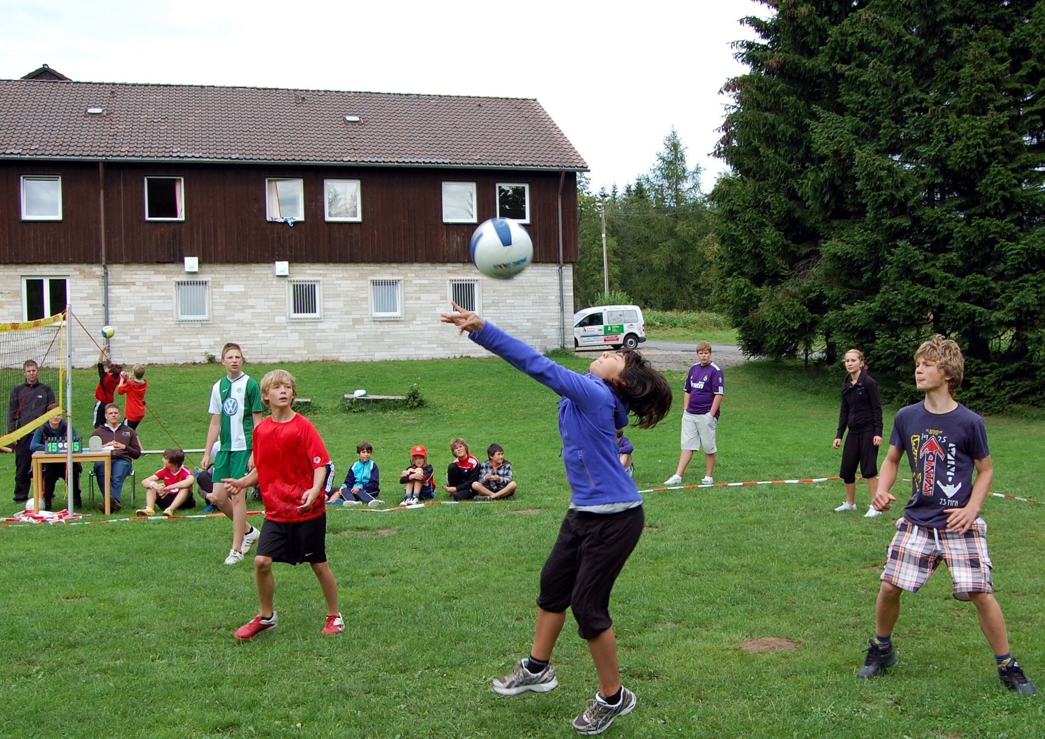 Kinder spielen auf einer Wiese