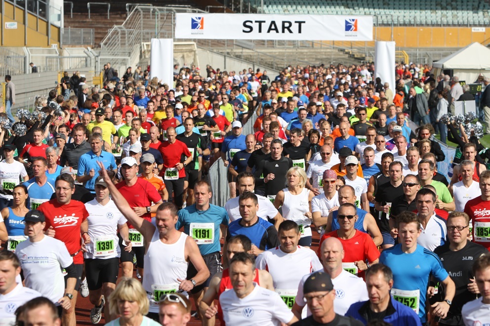 Läufer am Start des Wolfsburg Marathon