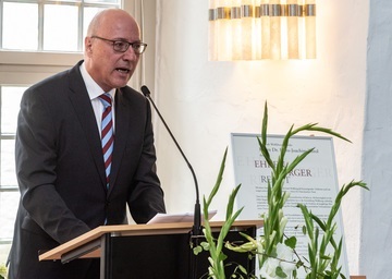 Dr. Hans-Joachim Throl gives a speech