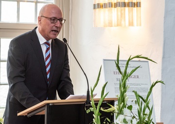 Dr. Hans-Joachim Throl hält eine Rede