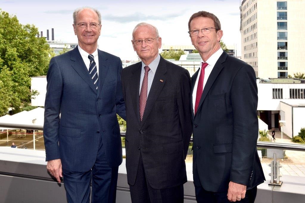 Hans Dieter Pötsch and Lord Mayor Klaus Mohrs congratulate Prof. Dr. Carl H. Hahn
