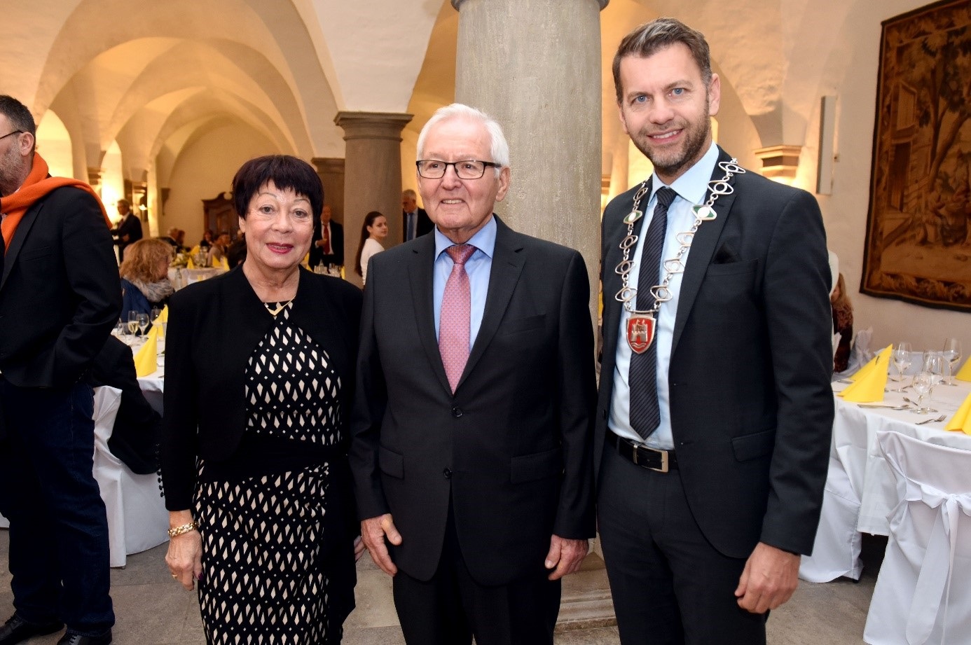 Dr.-Ing. e.h. Udo Willi Kögler mit Ehefrau und Oberbürgermeister Dennis Weilmann; Foto: Lars Landmann