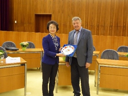 Vizebürgermeisterin Wen Xueqiong wurde mit ihrer Delegation von Bürgermeister Günter Lach im Rathaus empfangen