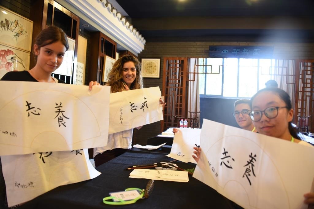 Schüler halten Papier mit chinesischen Schriftzeichen