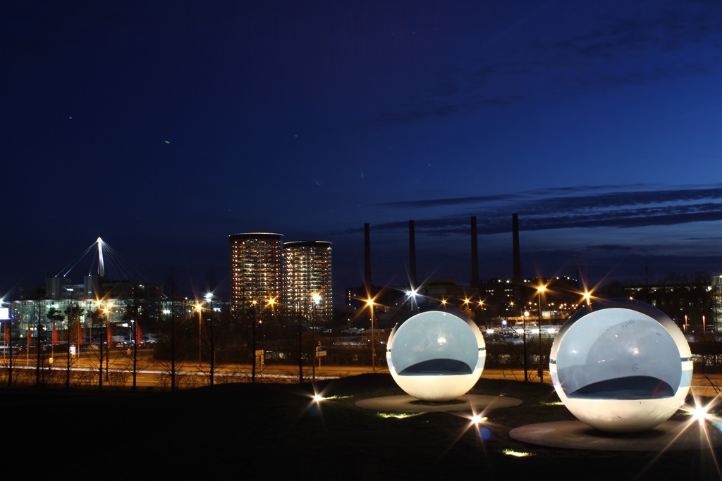 Blick auf die Autostadt und die Türme vom Volkswagenkraftwerk bei Nacht