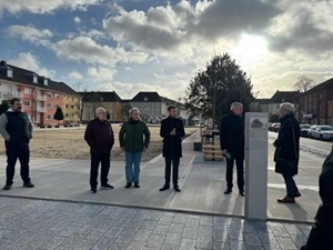 Personen vor Eröffnung Roboert Koch Platzes