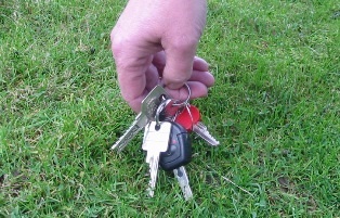 Jemand hebt ein Schlüsselbund auf