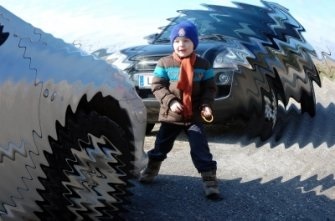 Ein Kind auf der Straße; Foto: Rudolf Ortner / pixelio.de