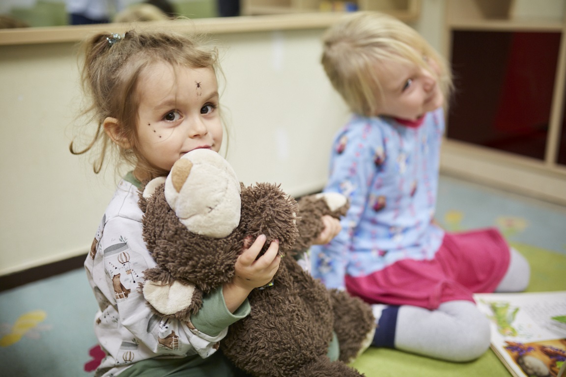 Zwei Kinder mit Kuscheltier