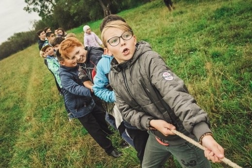 Kinder beim Tauziehen