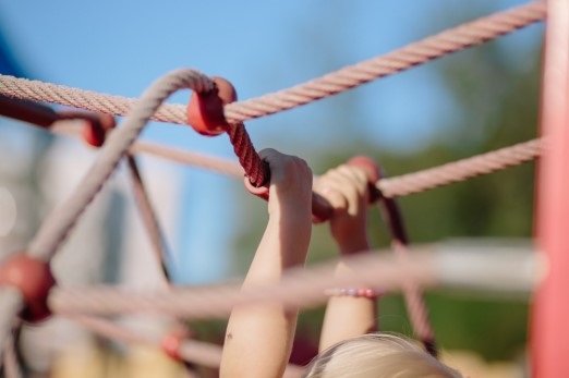 Kinder an einem Klettergerüst