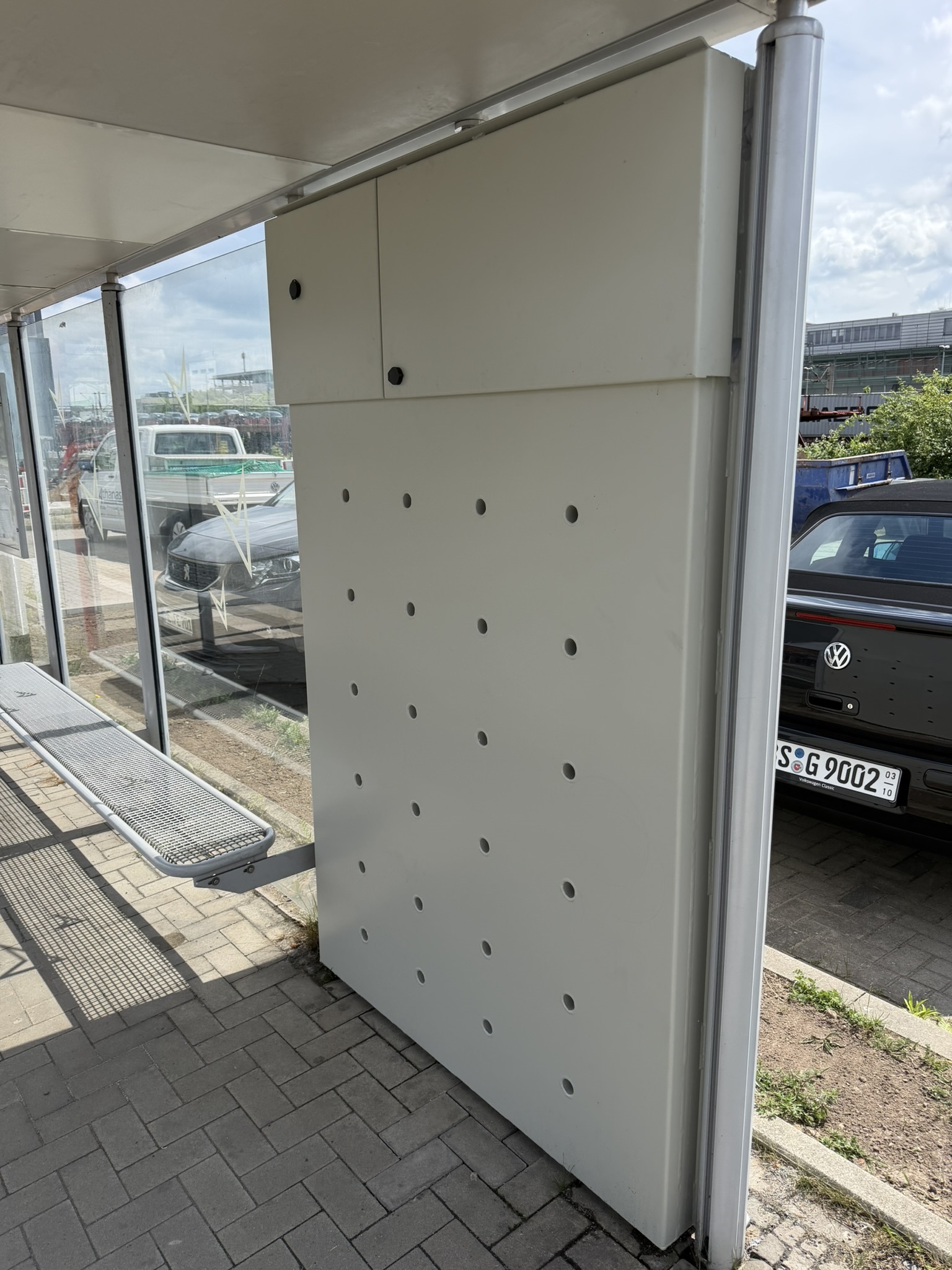 In das Wartehäuschen integrierter Wassertank, Haltestelle Hafenstraße