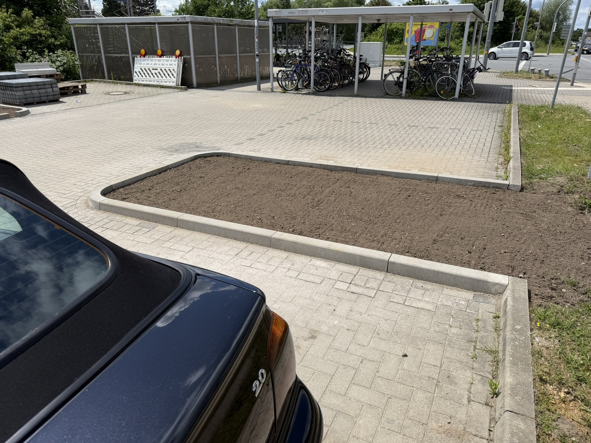 Grüninseln entsiegeln und lockern den Bestandsparkplatz auf 