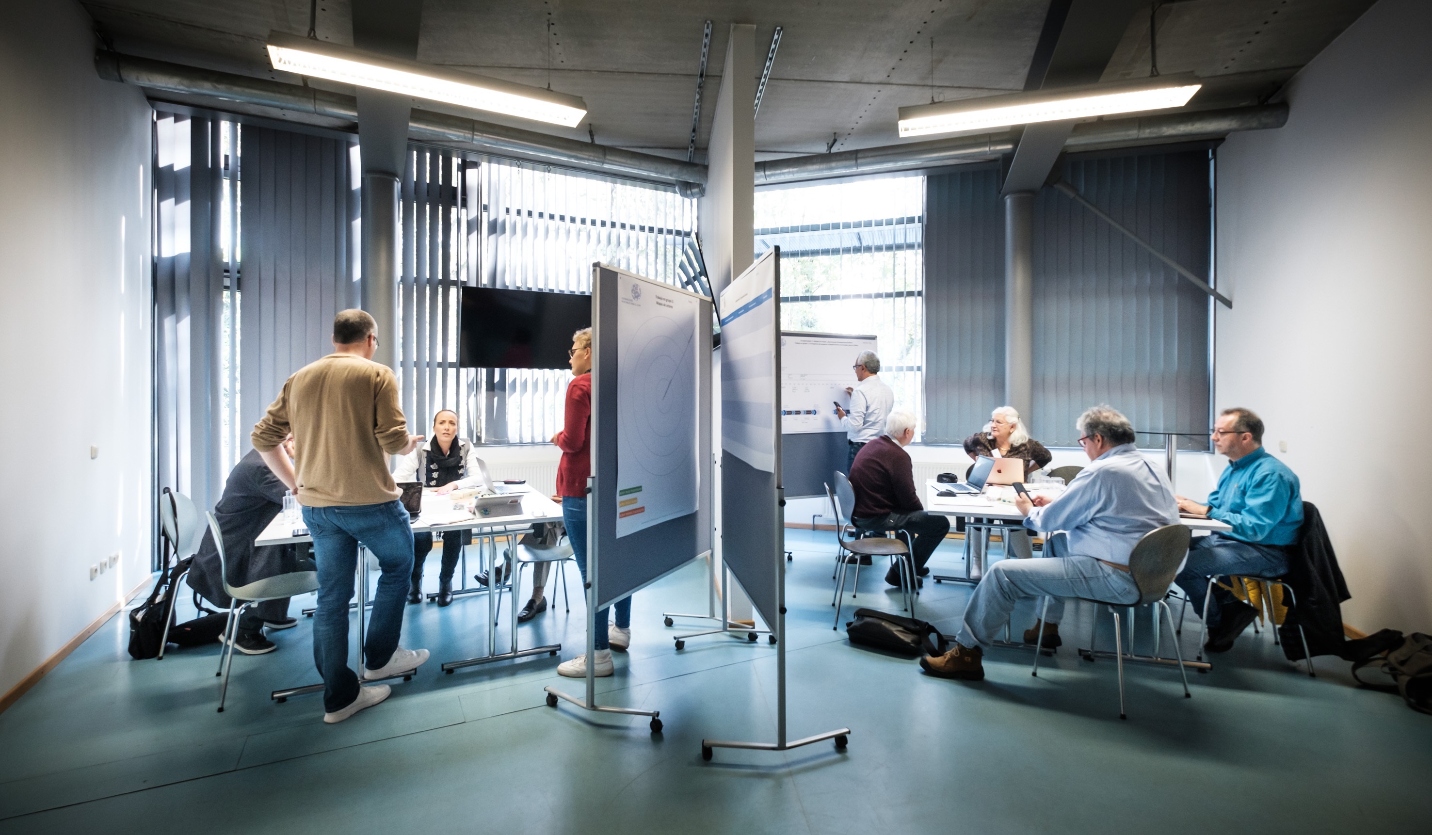 Arbeitsphase während des Workshops und Klimapartnerschaften auf einer Postkart