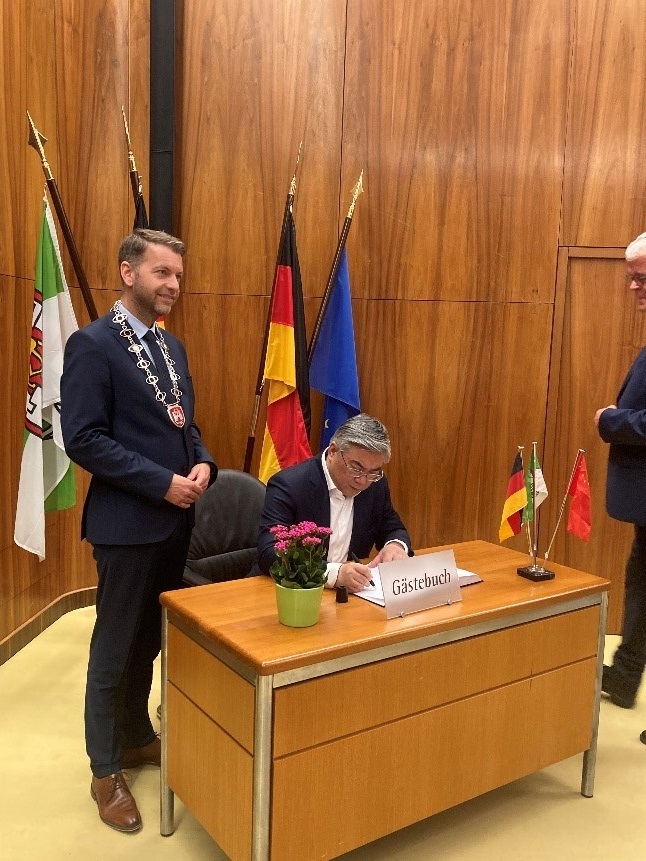 Prof. Qiu from Dalian and Lord Mayor Dennis Weilmann
