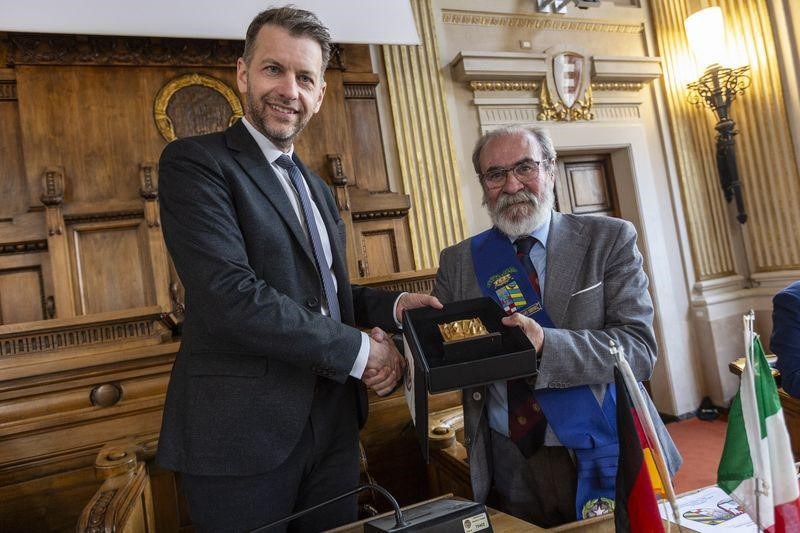 President of the Province of Pesaro and Urbino Giuseppe Paolini presented Mayor Dennis Weilmann with the official host gift
