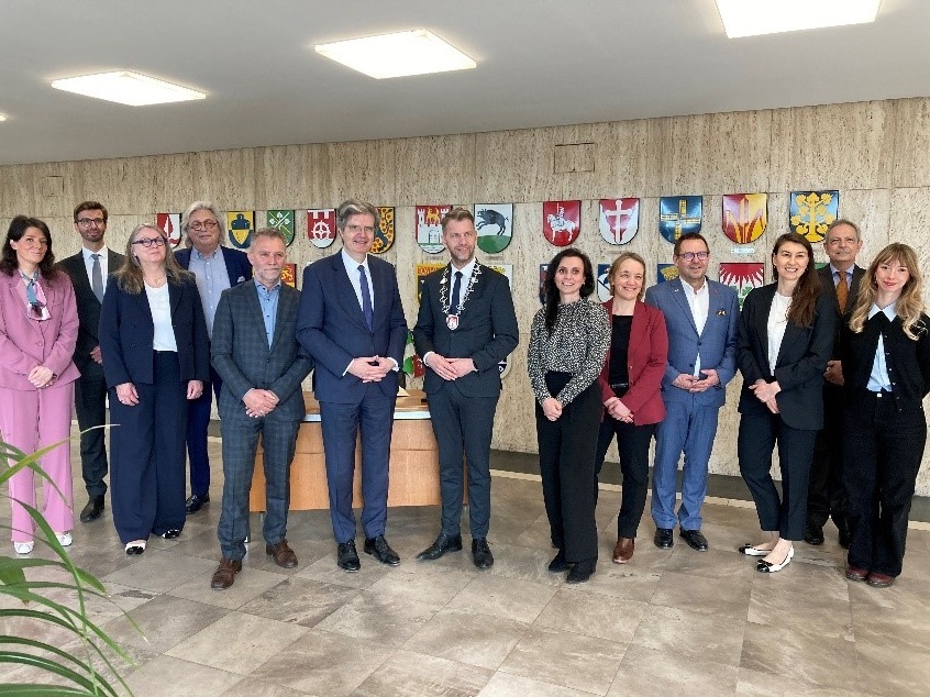 Group photo with the French embassy and the mayor of Wolfsburg on the occasion of the commemoration of the 80th anniversary of the death march from the Laagberg subcamp to Wöbbelin 