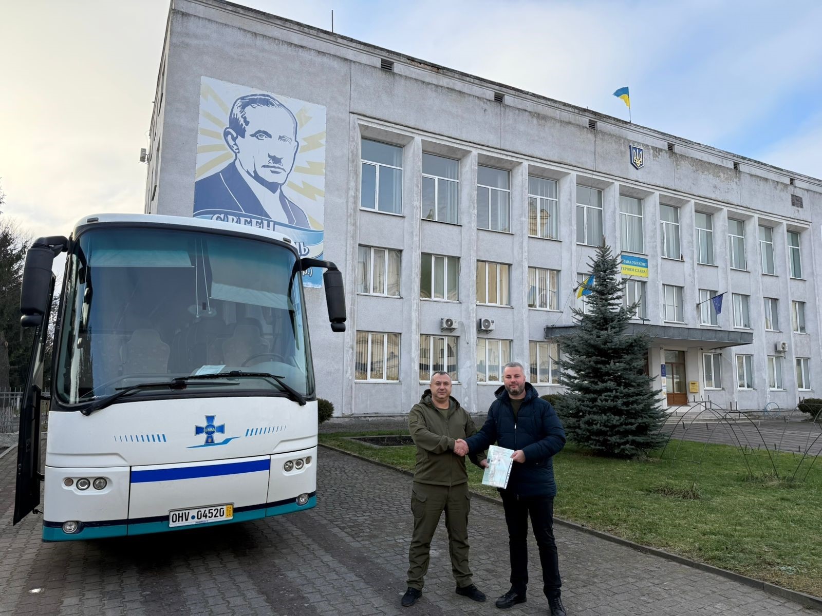 Vasyl Holovachko, Fahrer des Reisebus und Herr Oleh Volsky, Bürgermeister der Stadt Schwokwa vor dem Rathaus der ukrainischen Stadt