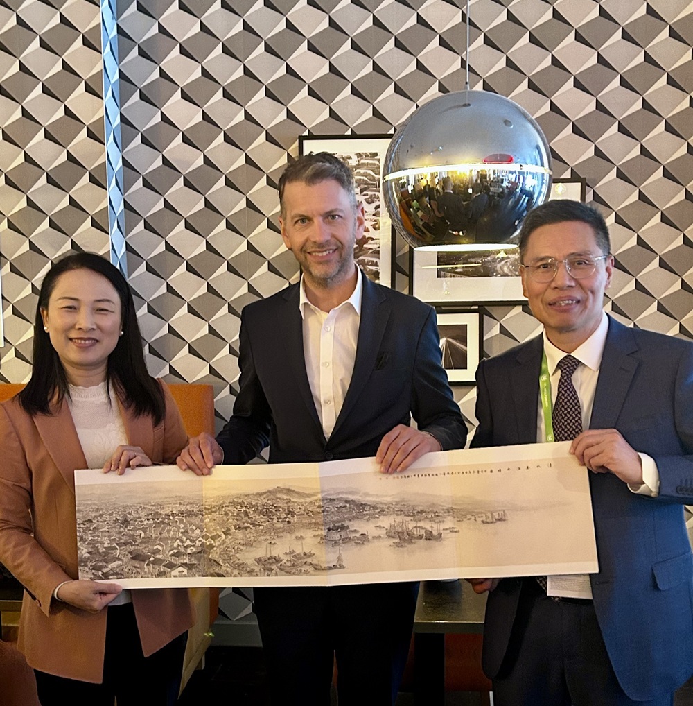 Oberbürgermeister Dennis Weilmann mit der chinesischen Delegation aus Nanhai 