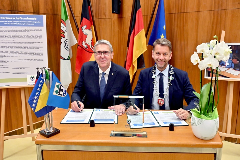 Unterzeichnung der Partnerschaftsurkunde durch Oberbürgermeister Dennis Weilmann und Bürgermeister Samir Avdić