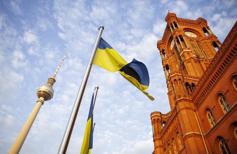 Ukrainische Flagge Am Alexanderplatz in Berlin