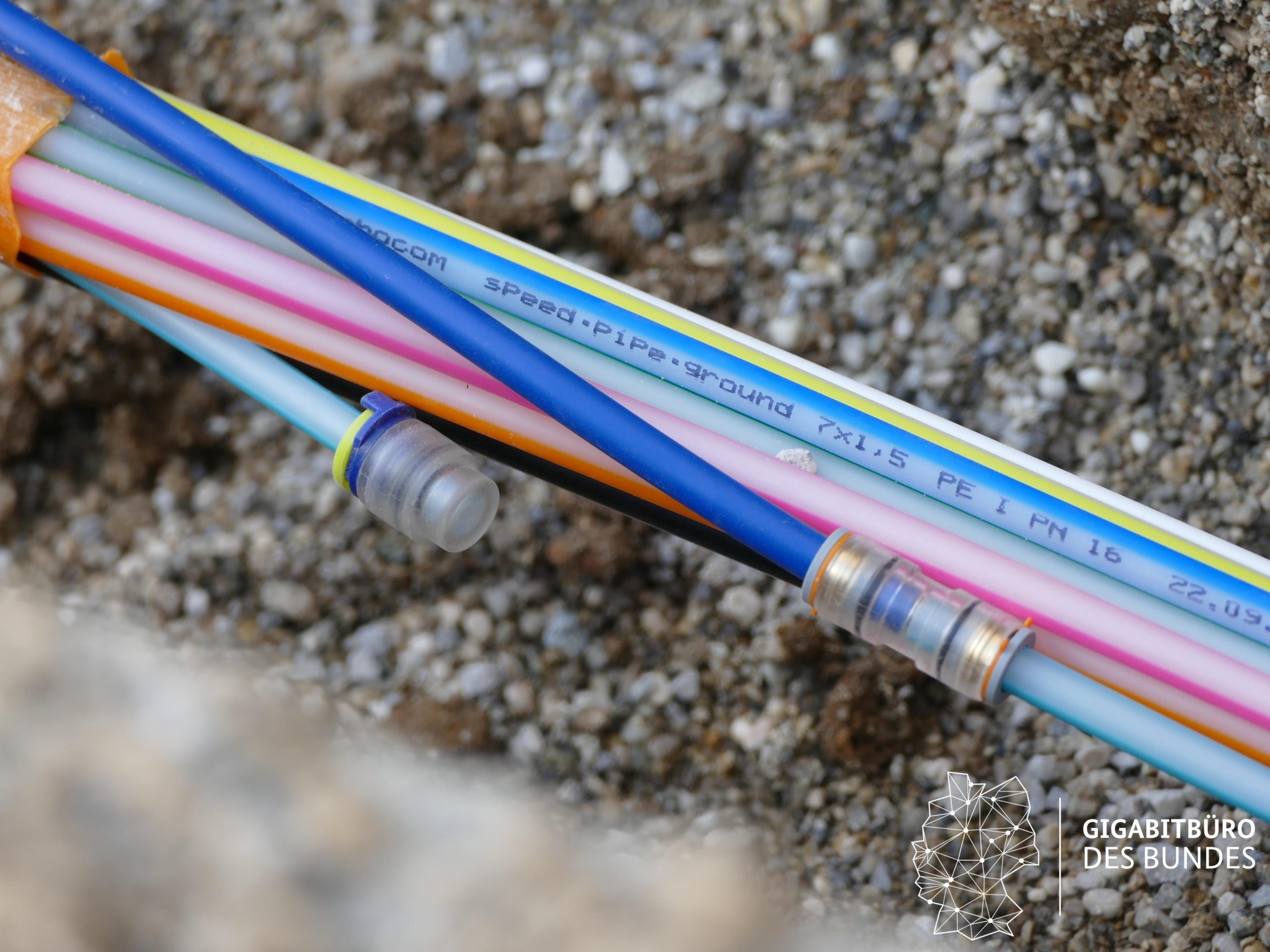 Mikroröhrchen verbunden,  Quelle: www.gigabitbuero.de/mediathek/