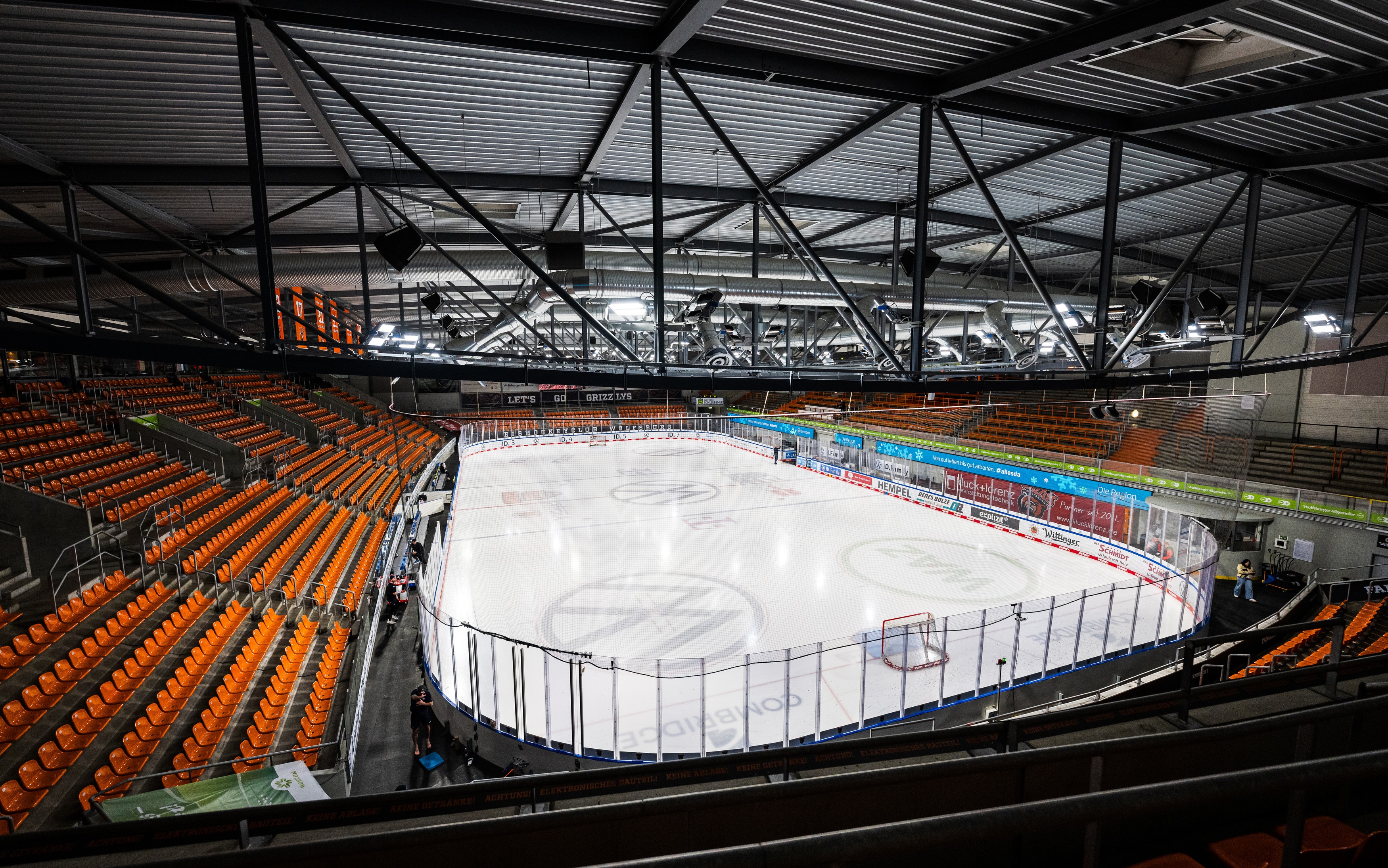 Blick auf die Eisfläche der EisArena