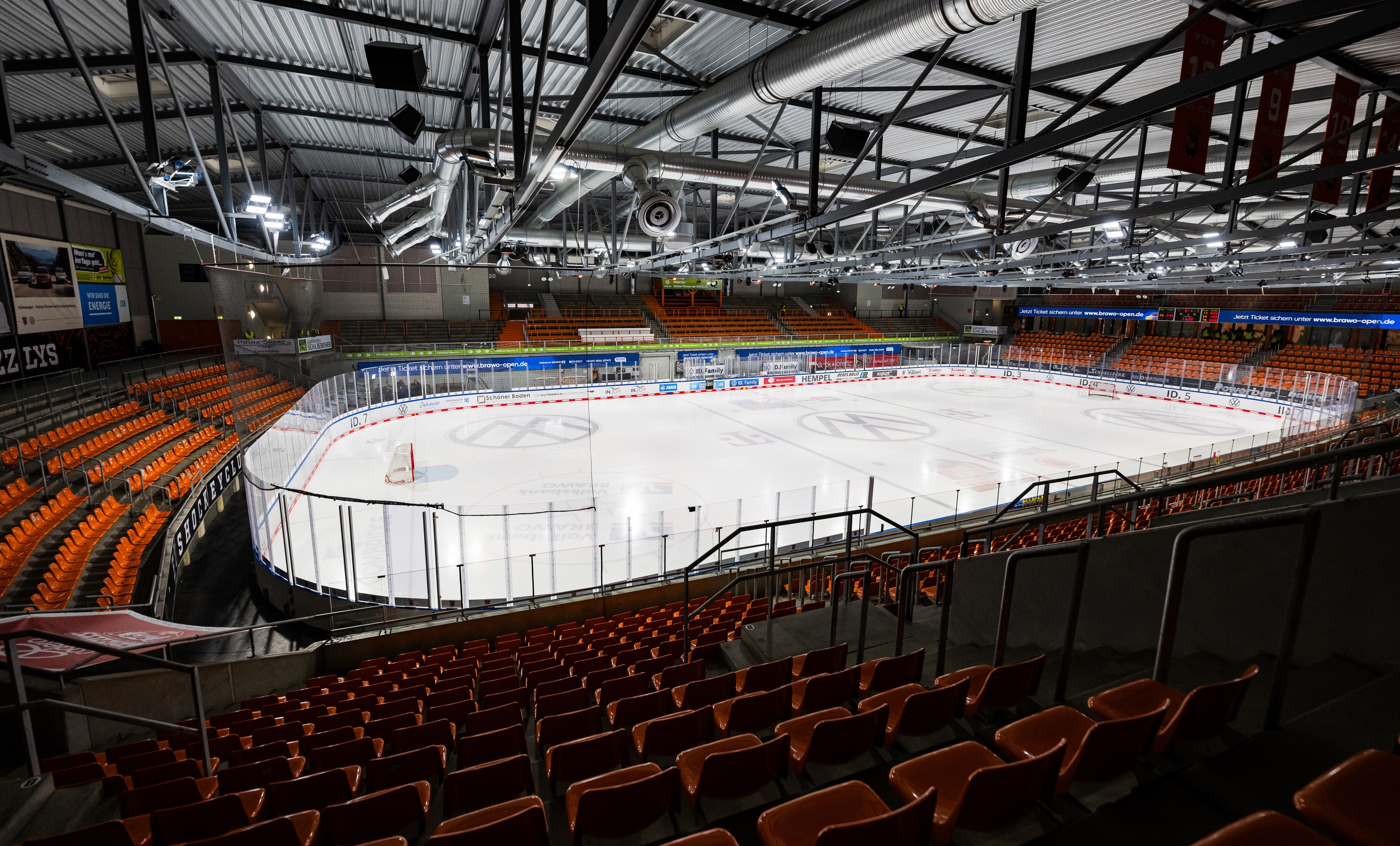 Blick auf die Eisfläche der EisArena mit Tribüne