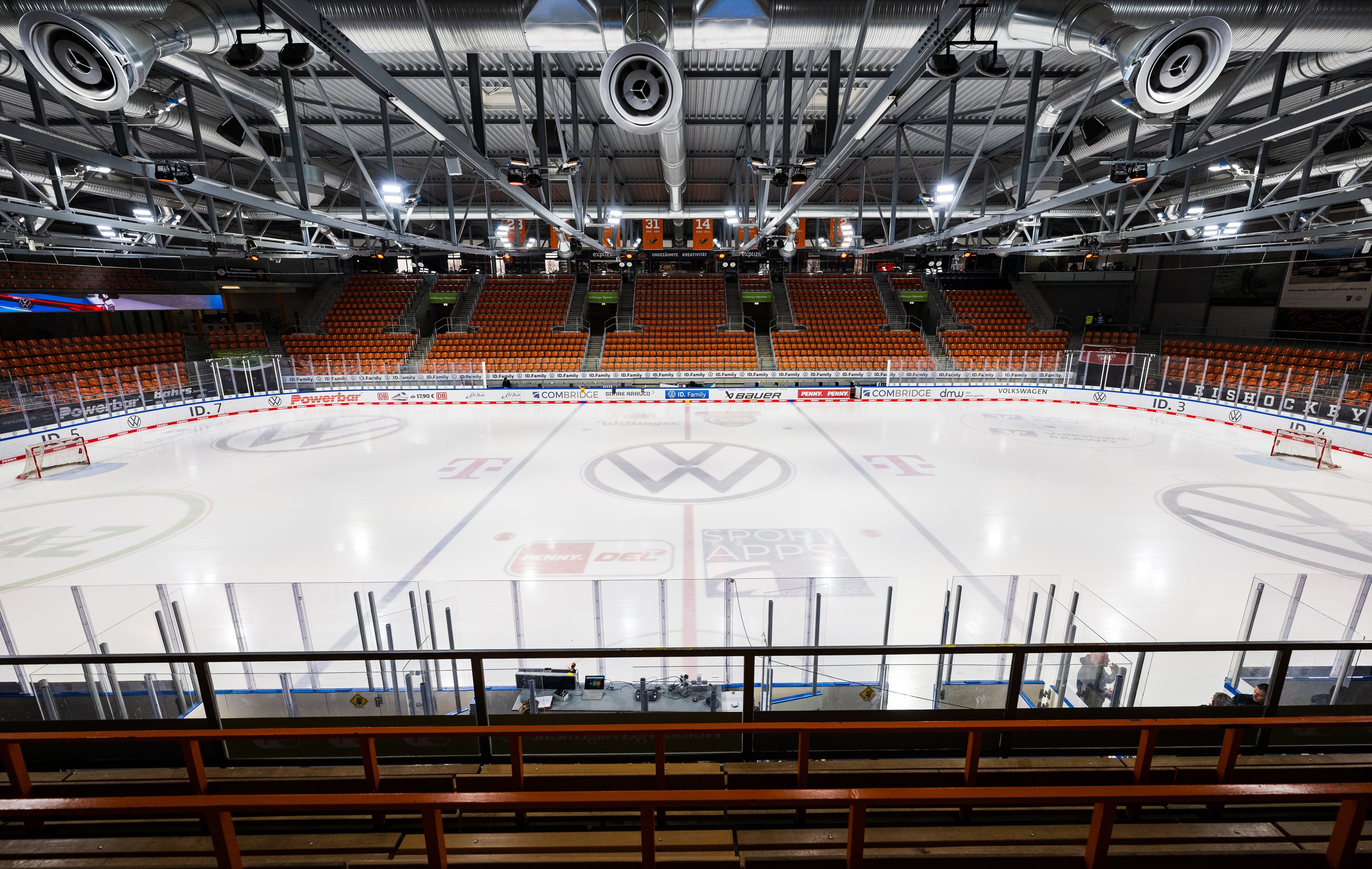 Blick auf die Eisfläche der EisArena mit Tribüne