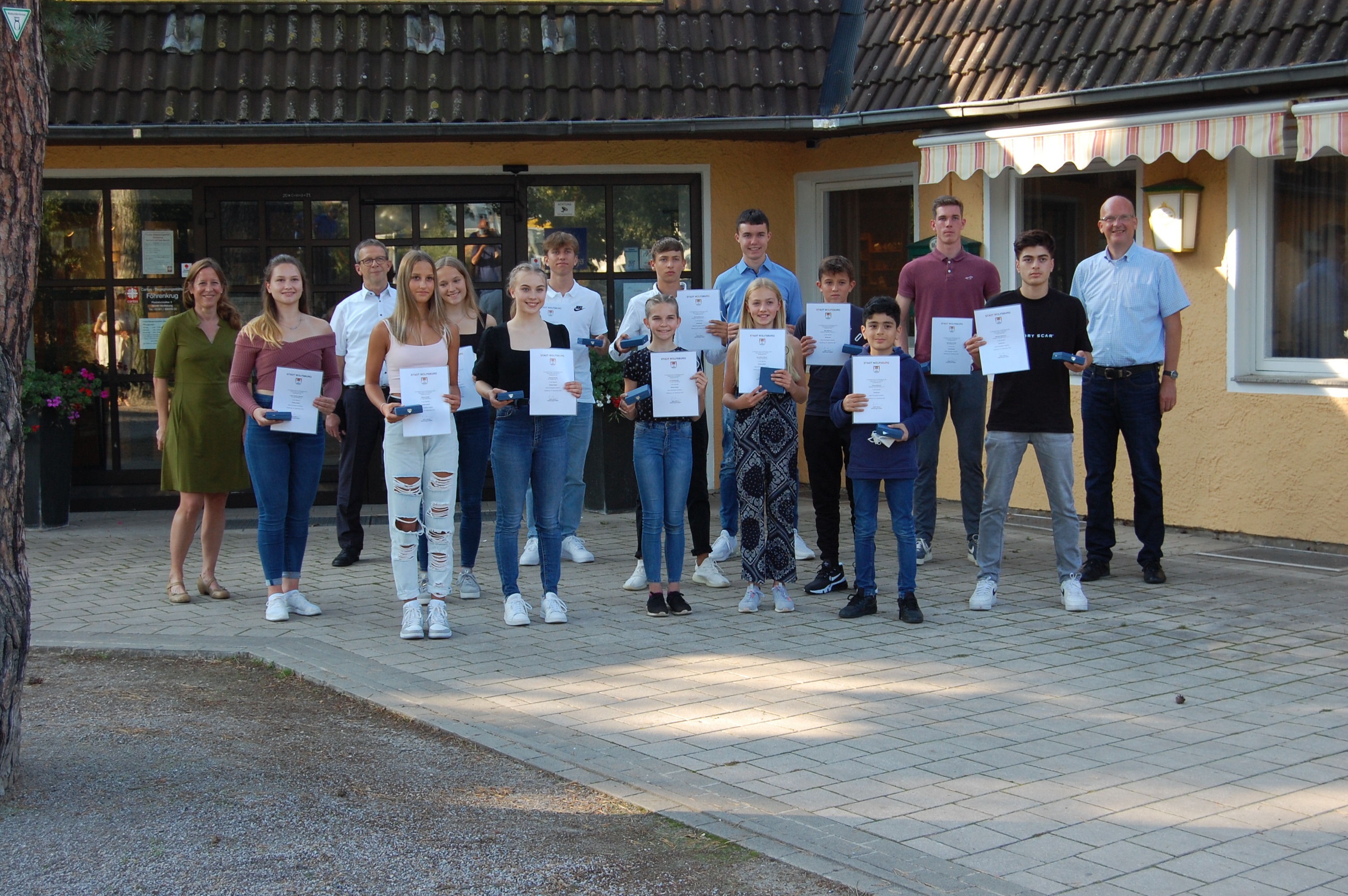 Gruppenbild mit den geehrten jungen Sportler*innen