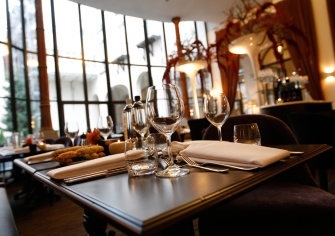 View into a restaurant; Photo: Marko Greitschus / pixelio.de