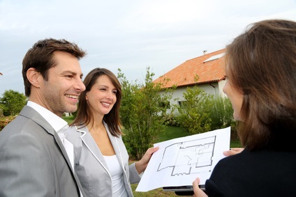Zwei Hausinteressenten werden von einer Maklerin beraten